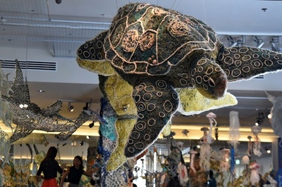 素材は捨てられた漁網 海洋生物への関心アートで訴え シンガポール