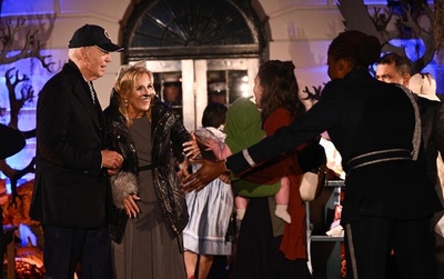 ホワイトハウスでハロウィーン ジル夫人は飼い猫姿で登場