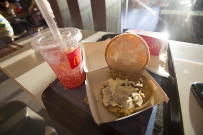 中国のマクドナルドで中華ハンバーガー「肉夾饃」発売が話題に 「肉が少ない」とのクレームも