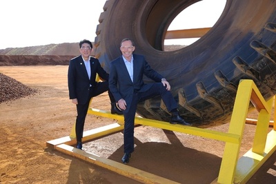 日豪首相の「大股開き」写真、ネットであざけりのタネに