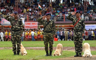 犬も敬礼！ 独立記念日迎えたインド、各地で祝賀行事