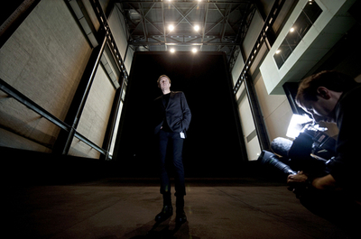 中は真っ暗、巨大作品に直進して男性けが 英美術館