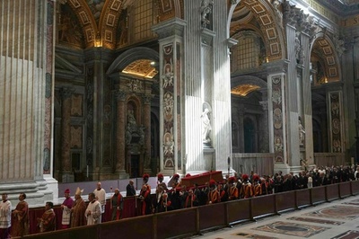 教皇のひつぎ、サン・ピエトロ大聖堂に到着