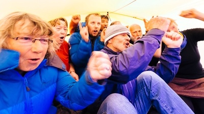 南極海で立ち往生のロシア船、歌で新年を迎える