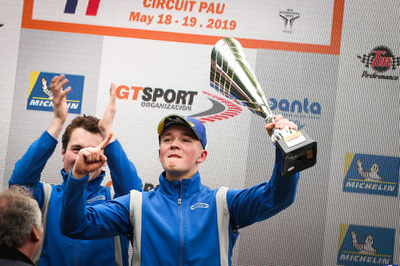 事故から2年、両脚義足のドライバーが復帰後の初優勝飾る