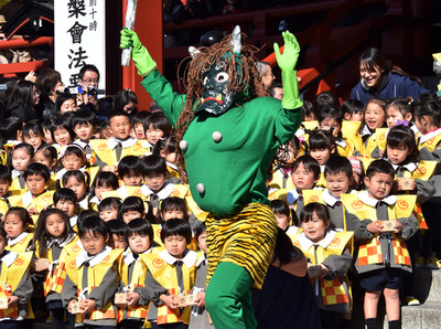東京・浅草寺の節分会、幼稚園児たちが元気に豆まき 