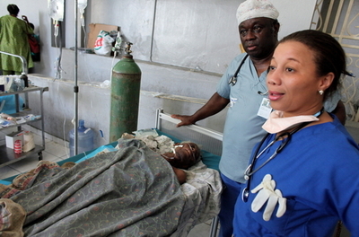 がれきの下から84歳女性と22歳男性を救出、ハイチ大地震