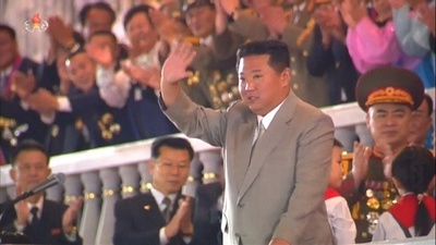 動画:北朝鮮が軍事パレード 建国73年