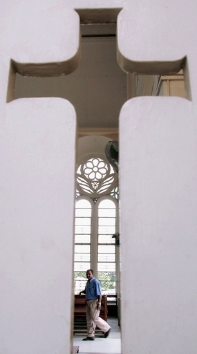 神を「アラー」と訳した聖書1万5000冊押収される、マレーシア