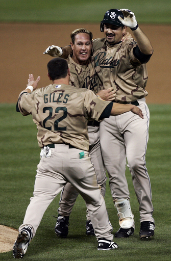 ＜07MLB＞パドレス 今季初のサヨナラ勝ちでロッキーズを降す - 米国