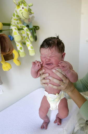 赤ちゃんの産声は母国語によって音調が異なる、研究報告
