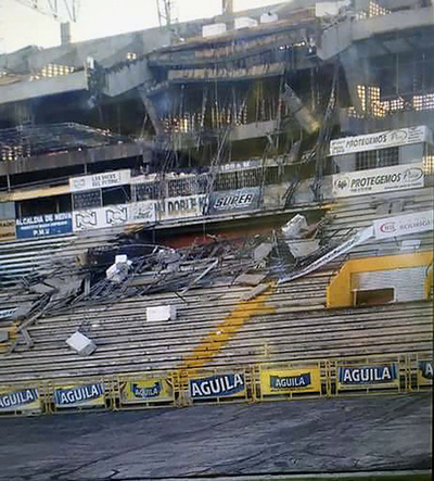 改修中のスタジアム一部崩落、少なくとも2人死亡 コロンビア