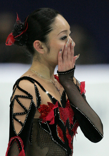 安藤美姫 負傷によりFS途中棄権で大会連覇ならず