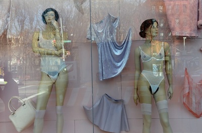 米ニューヨーク、「ヘア」を露出したマネキンが物議醸す