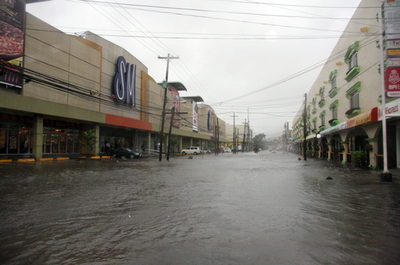 フィリピン中部で台風、19人死亡 3万人取り残される