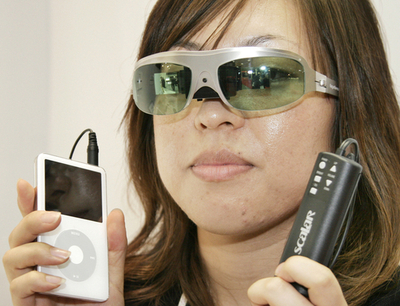 50グラムの眼鏡型の新型映像ディスプレー