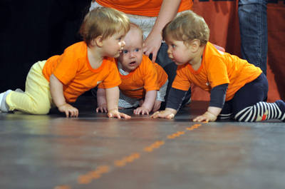 よーいどん！ウクライナで赤ちゃんはいはい大会