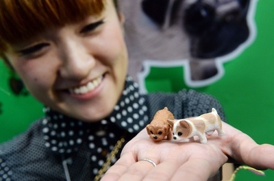 勝手に遊び回る犬のおもちゃ「じゃれ犬」  都内の見本市で披露