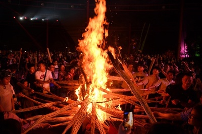 たいまつの波と音楽と…伝統の「火把節」 雲南・昆明