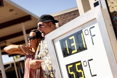 米デスバレーの温度計「55度」 観光客ら記念撮影