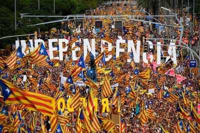 カタルーニャ自治州の独立求め100万人がデモ、スペイン・バルセロナ
