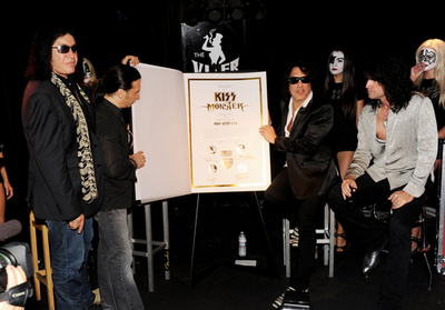 大御所バンドKISS、「ガガ以外の若手はゴミ拾い」