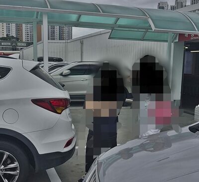韓国の大型スーパーに出現、駐車枠を占拠する「人間カラーコーン」…“体を使った場所取り”に批判殺到