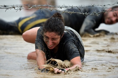泥山や有刺鉄線を攻略せよ！ ローマで障害物レース「リージョン・ラン」