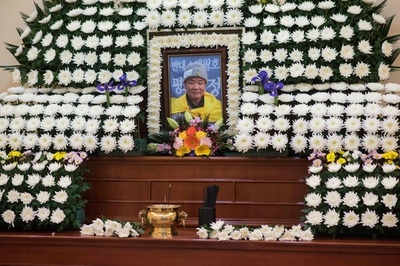 朴氏退陣要求デモで焼身図った僧侶が死亡、韓国