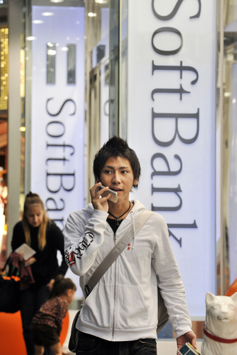 ソフトバンク、過去最高の営業益 iPhone好調も携帯事業は減収