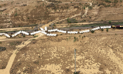 豪の貨物列車脱線、硫酸3万リットル漏出か