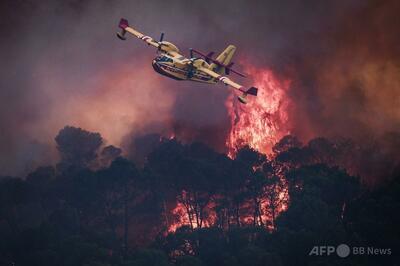 山火事が猛威振るう南欧、観光客や地元住民数万人が避難