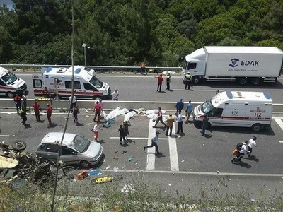 トルコでバスが崖から転落、23人死亡 「母の日」旅行の途中で