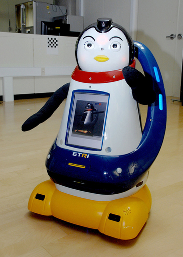 人と交流するペンギンロボット「ポミ」公開、韓国