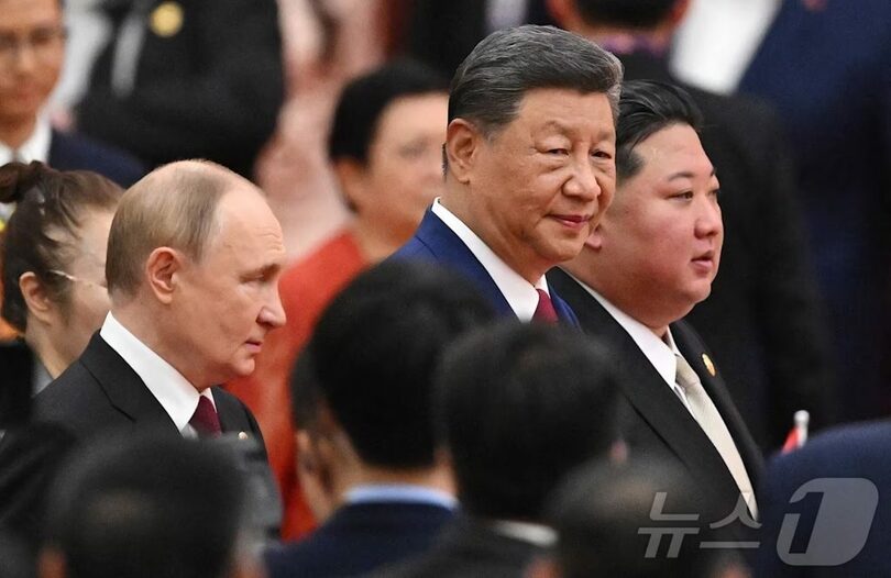 9月3日、北京の人民大会堂で開かれたリセプションに出席した（左から）プーチン露大統領、習近平・中国国家主席、北朝鮮のキム・ジョンウン（金正恩）朝鮮労働党総書記(c)AFP/news1