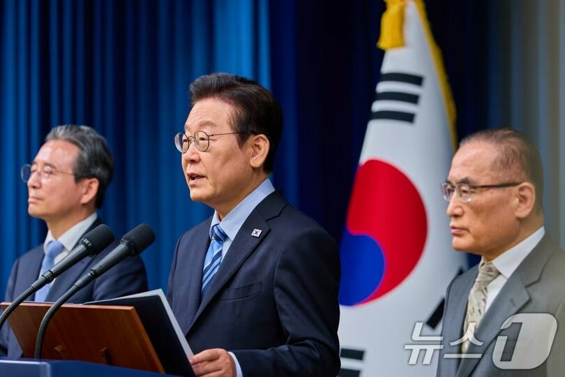 2025年11月14日、ソウルの大統領府庁舎で韓米共同ファクトシートの合意結果を発表するイ・ジェミョン（李在明）大統領。左側にキム・ヨンボム（金容範）大統領室政策室長、右側にウィ・ソンラク（魏聖洛）国家安保室長＝大統領府提供(c)news1