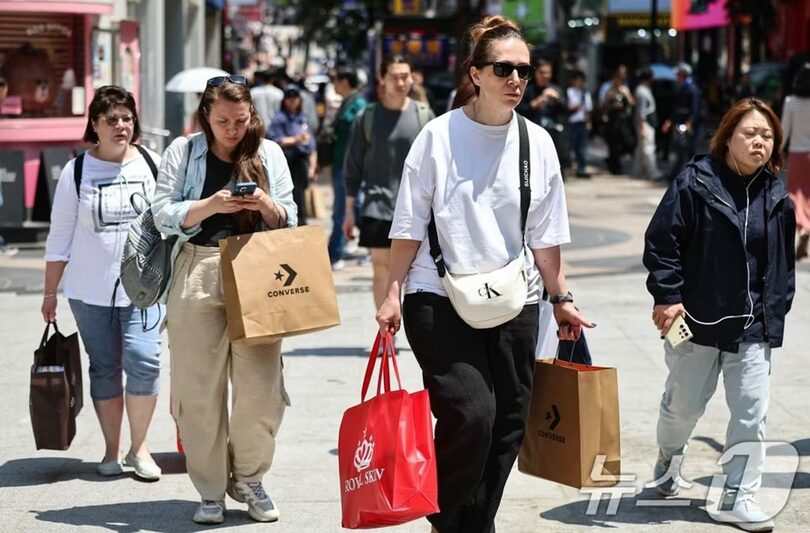 ソウル市中区・明洞で観光を楽しむ外国人旅行者(c)news1