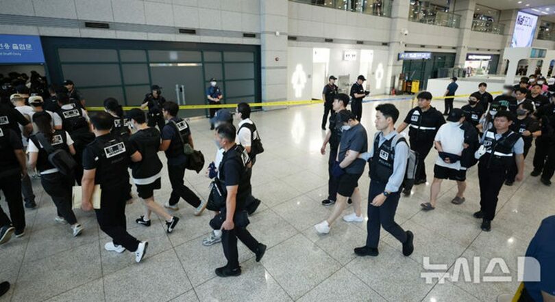 警察庁の専用機で一括送還され、仁川国際空港第1旅客ターミナルに到着した容疑者49人(c)NEWSIS