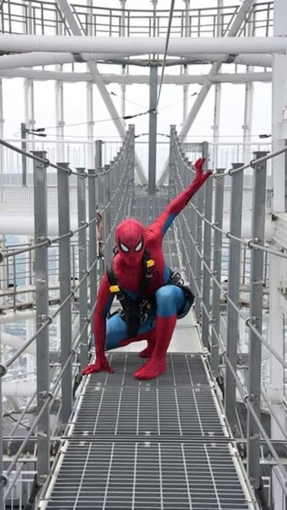 地上541メートルで安全服を着用し、スパイダーマンのようなヒーロー気分を味わう体験＝写真は実際の体験とは異なる演出写真 (c)news1