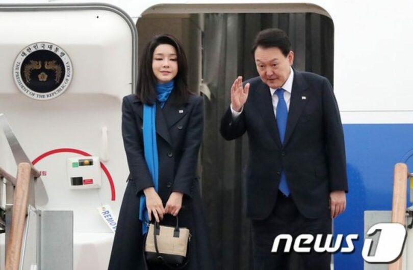 空軍1号機搭乗に際して挨拶する韓国のユン・ソンニョル（尹錫悦）大統領と妻キム・ゴニ（金建希）氏(c)news1