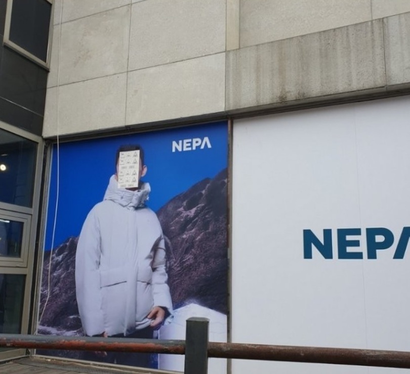 俳優ユ・アインの顔だけ隠されたアウトドアブランド広告（写真=オンラインコミュニティ）(c)MONEYTODAY