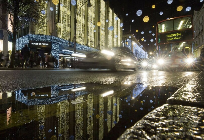 クリスマス前最後の週末、光で彩られた英ロンドンの中心部