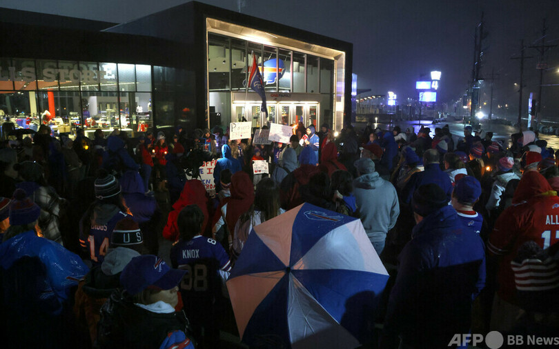 試合中に心停止のNFL選手、「改善の兆し」も依然重体