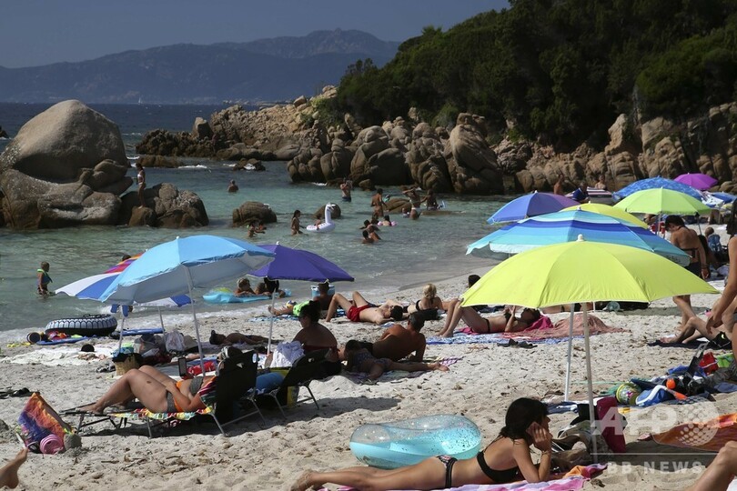 仏内相、トップレス日光浴の「貴重な」権利を擁護