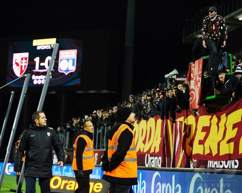 ファンが相手GKに爆竹投げつけ、メッス対リヨン戦が中止に