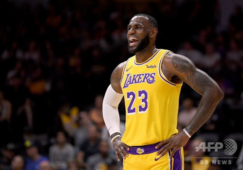 レブロンがレイカーズでデビュー、プレシーズンマッチに15分出場