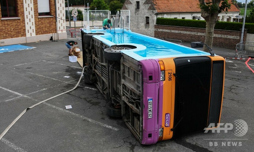 廃車のバスがプールに 横に倒れて第二の人生 フランス 写真4枚 国際ニュース Afpbb News