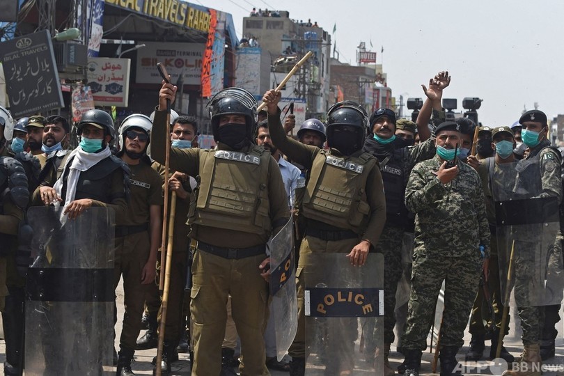 パキスタンで反仏デモ激化 警官ら7人人質