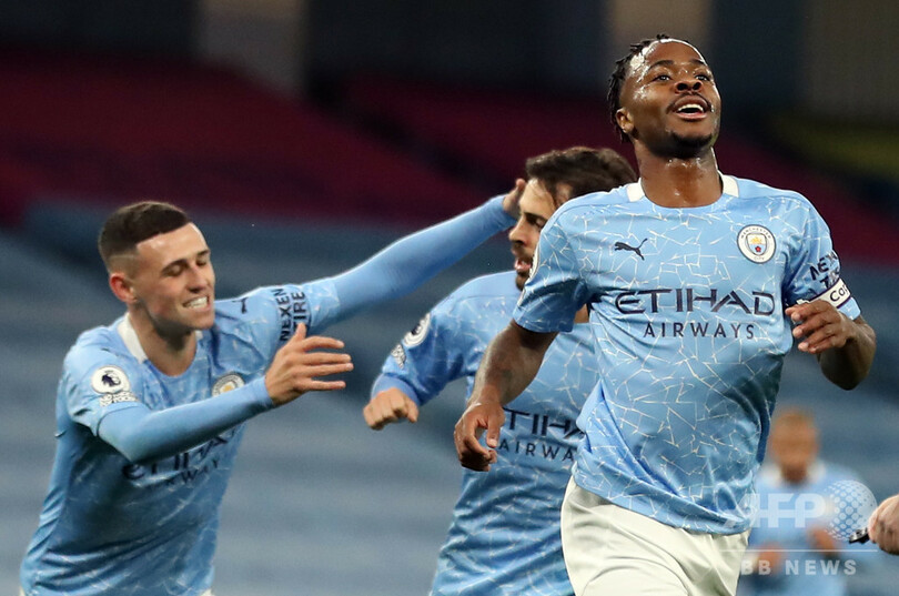 アグエロが女性副審の肩に手をかけ物議、シティはアーセナル下す