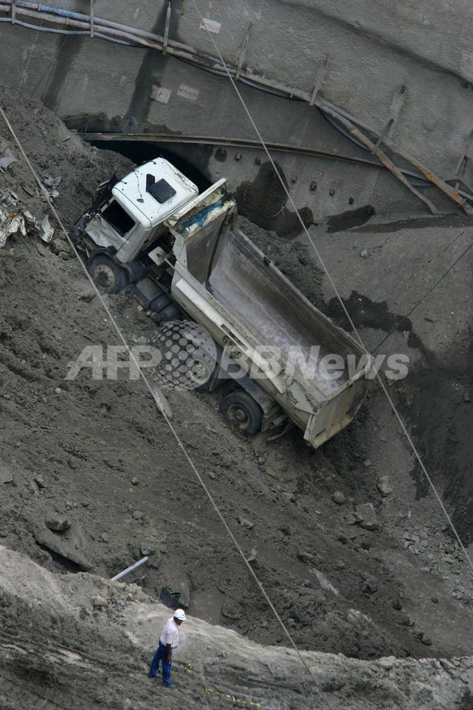 爆発事故で陥没した地下鉄駅周辺 救助作業で3人の遺体確認 ブラジル 写真1枚 国際ニュース Afpbb News